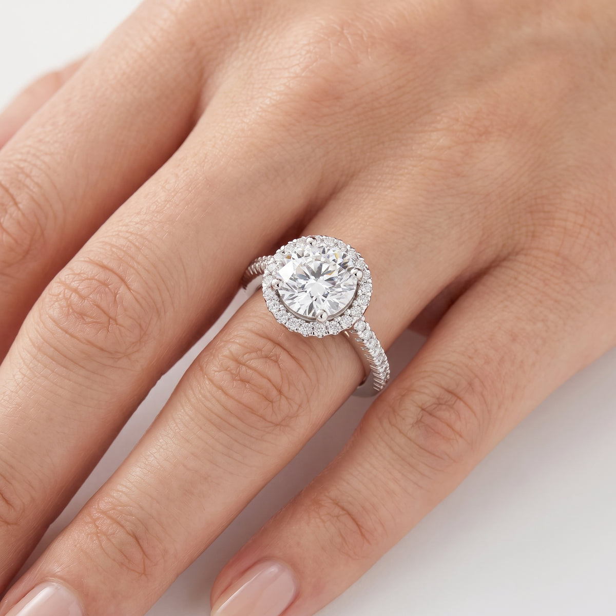 _lifestyle_image@SKU:R0514-LADR03000004W #metal_10k-white-gold+origin_lab-grown+quality_g-si