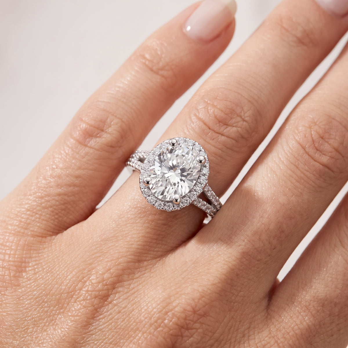 _lifestyle_image@SKU:R0514-NADO03000004W #metal_14k-white-gold+origin_lab-grown+quality_ef-vs2+