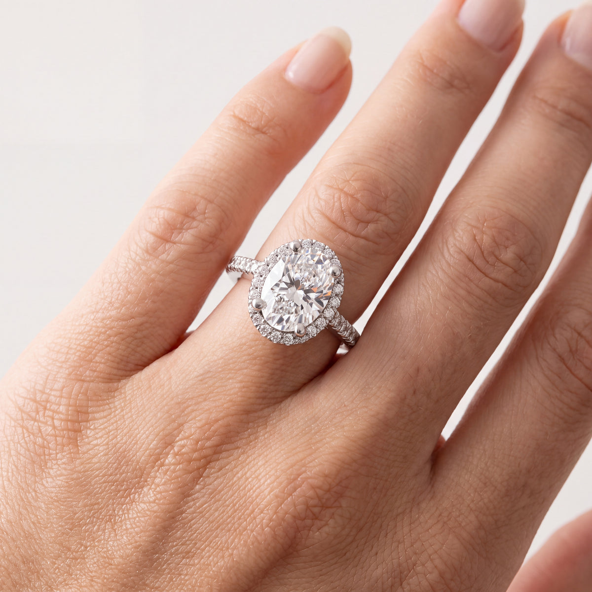 _lifestyle_image@SKU:R0514-NADO0300000PL #metal_platinum+origin_lab-grown+quality_ef-vs2+