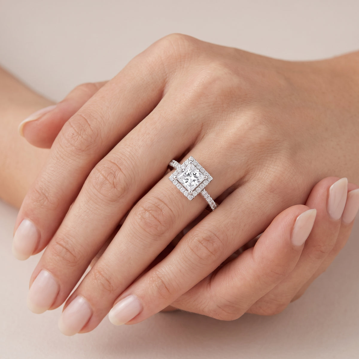 _lifestyle_image@SKU:R0514-NADP01000004W #metal_14k-white-gold+origin_lab-grown+quality_ef-vs2+