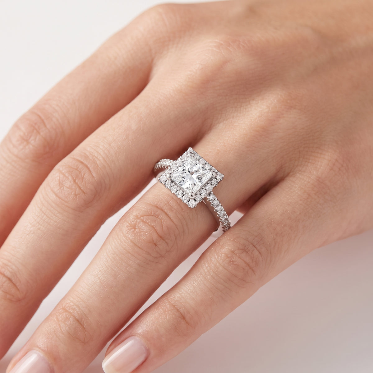 _lifestyle_image@SKU:R0514-NADP0100000PL #metal_platinum+origin_lab-grown+quality_ef-vs2+