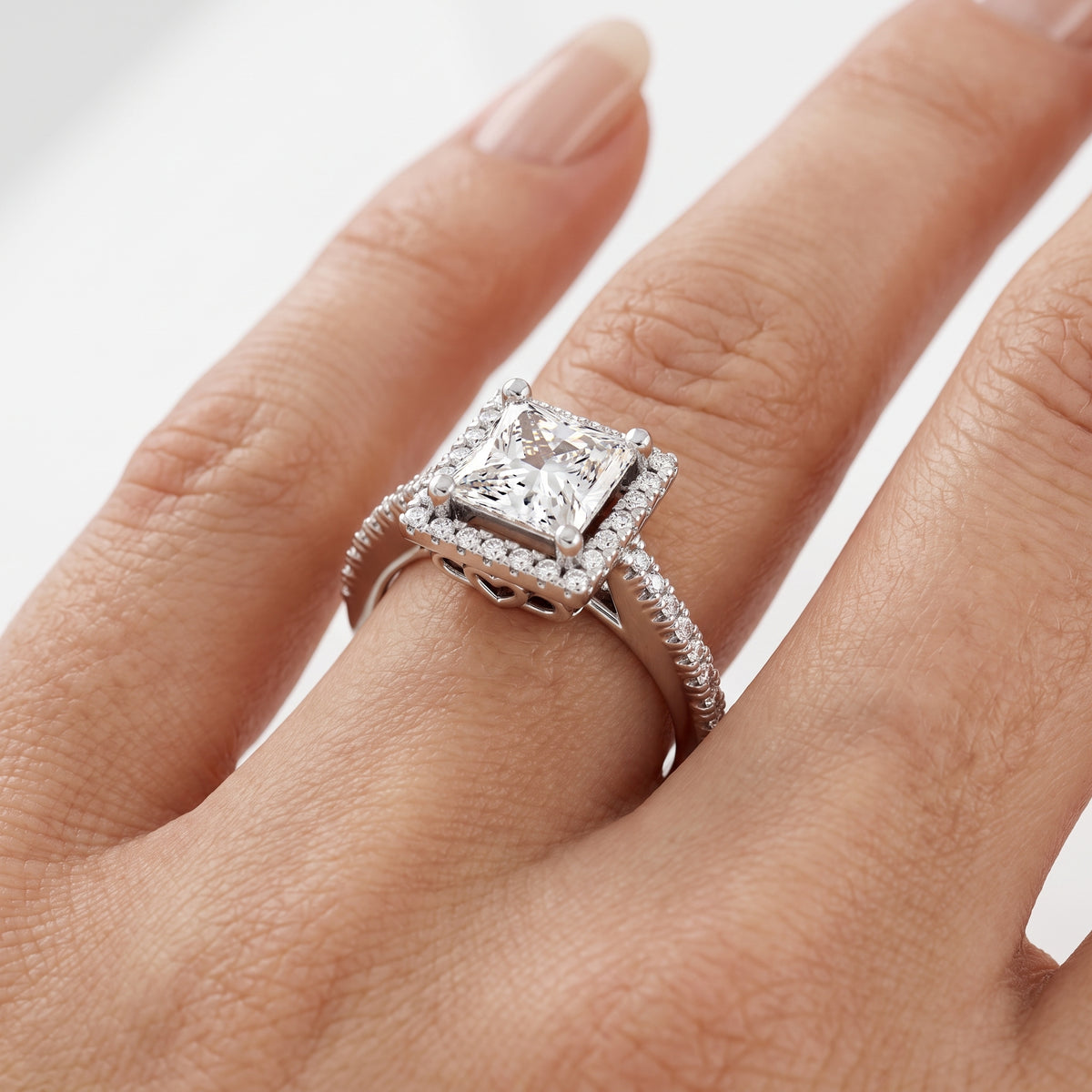 _lifestyle_image@SKU:R0514-NADP02000004W #metal_14k-white-gold+origin_lab-grown+quality_ef-vs2+