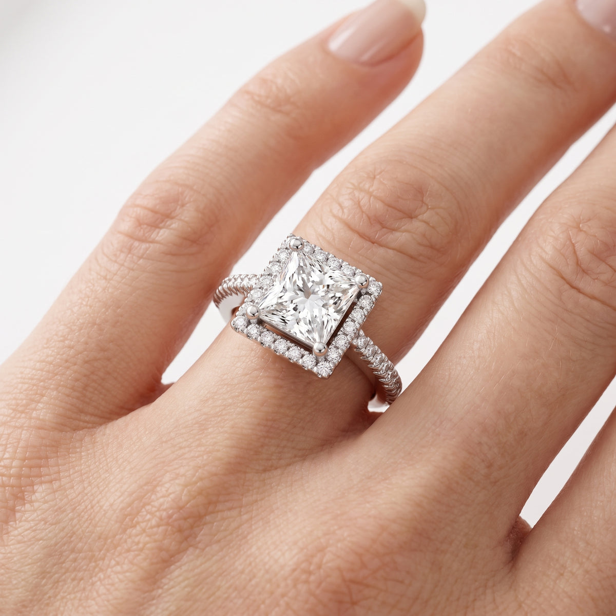 _lifestyle_image@SKU:R0514-NADP0300000PL #metal_platinum+origin_lab-grown+quality_ef-vs2+