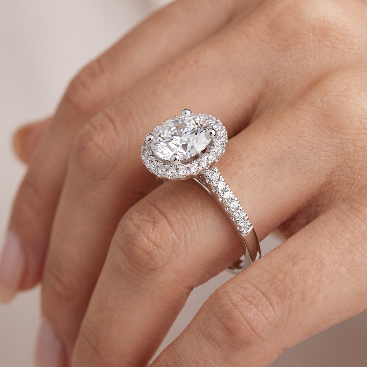 _lifestyle_image@SKU:R0514-NADR02000004W #metal_14k-white-gold+origin_lab-grown+quality_ef-vs2+