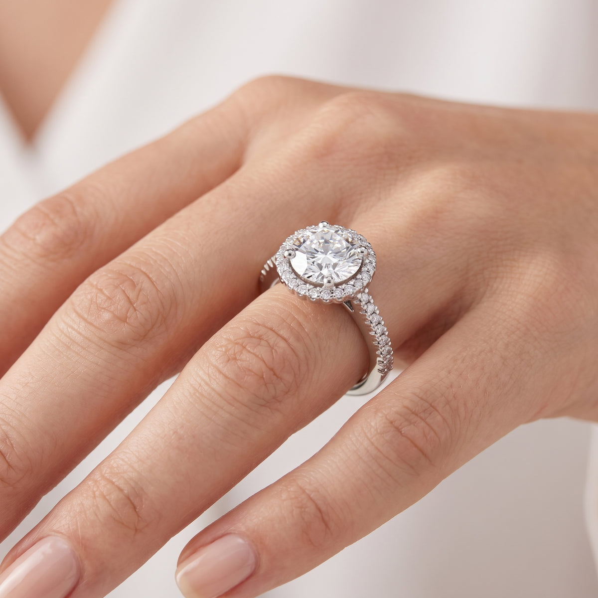 _lifestyle_image@SKU:R0514-NADR0200000PL #metal_platinum+origin_lab-grown+quality_ef-vs2+