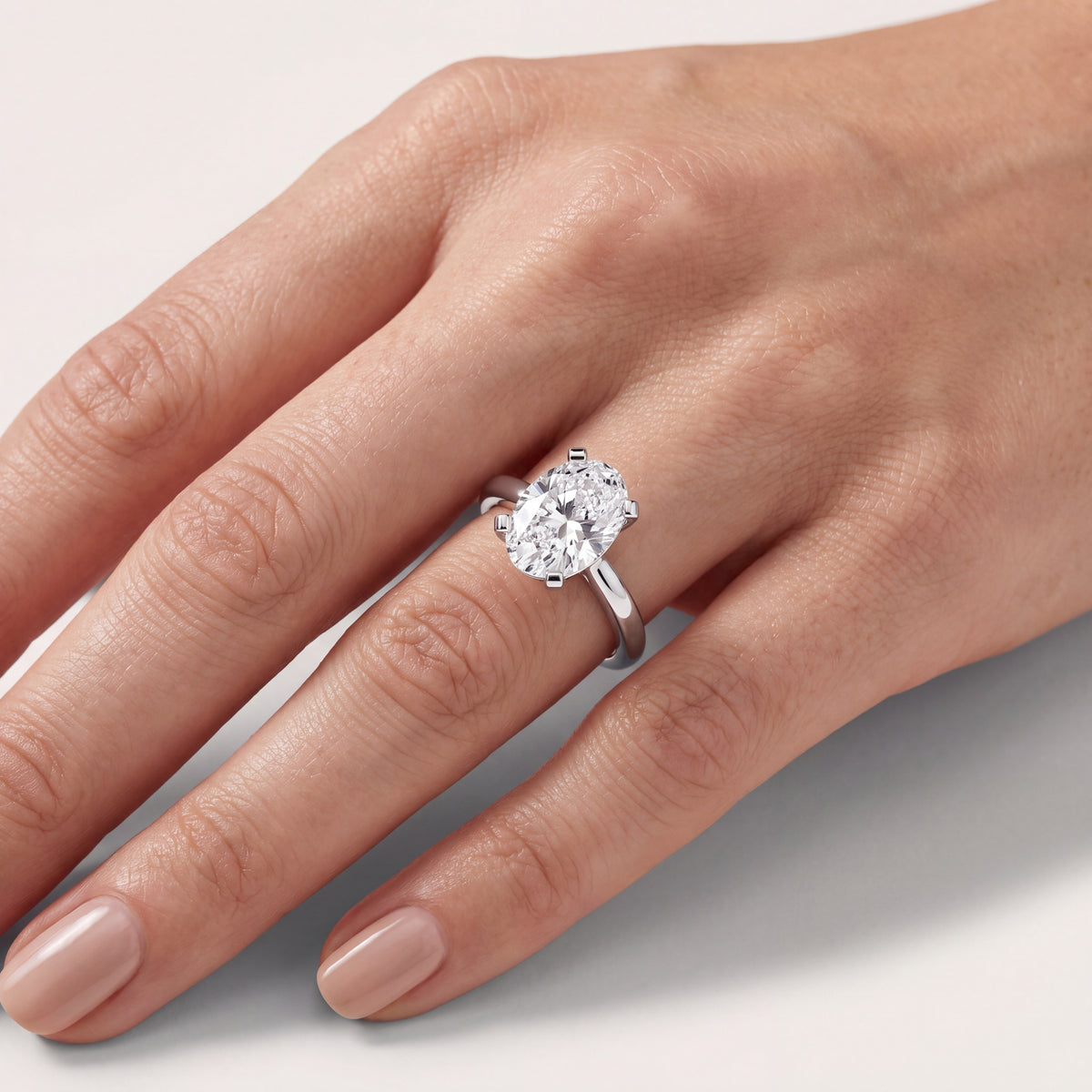 _lifestyle_image@SKU:R0952-LADO03000004W #metal_10k-white-gold+origin_lab-grown+quality_g-si