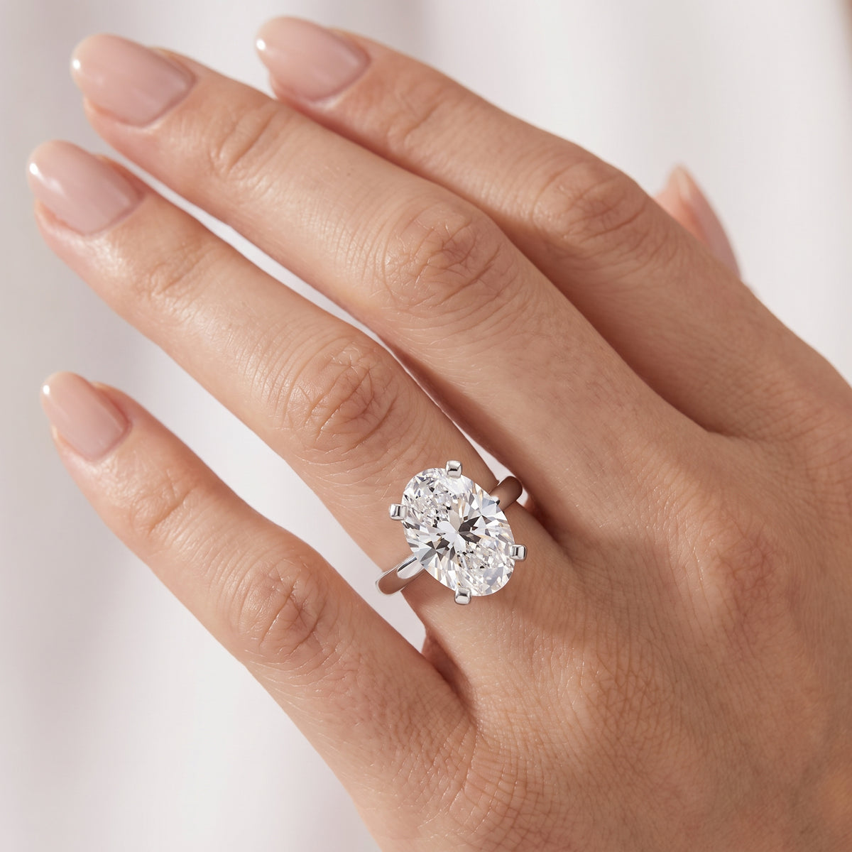 _lifestyle_image@SKU:T095C-LADO04000004W #metal_10k-white-gold+origin_lab-grown+quality_g-si