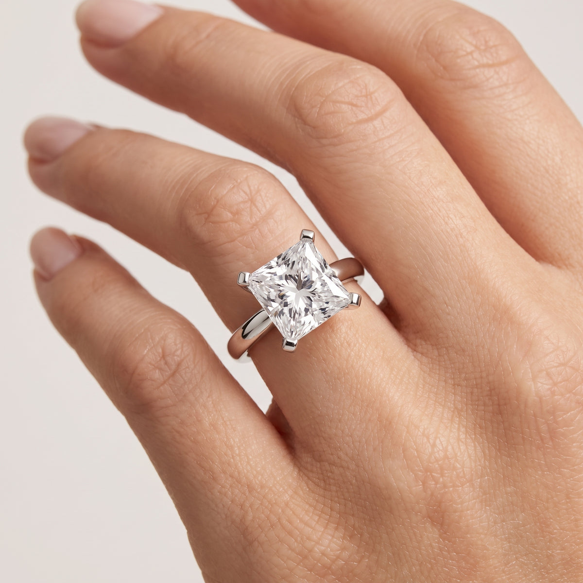 _lifestyle_image@SKU:R0952-LADP02000004W #metal_10k-white-gold+origin_lab-grown+quality_g-si