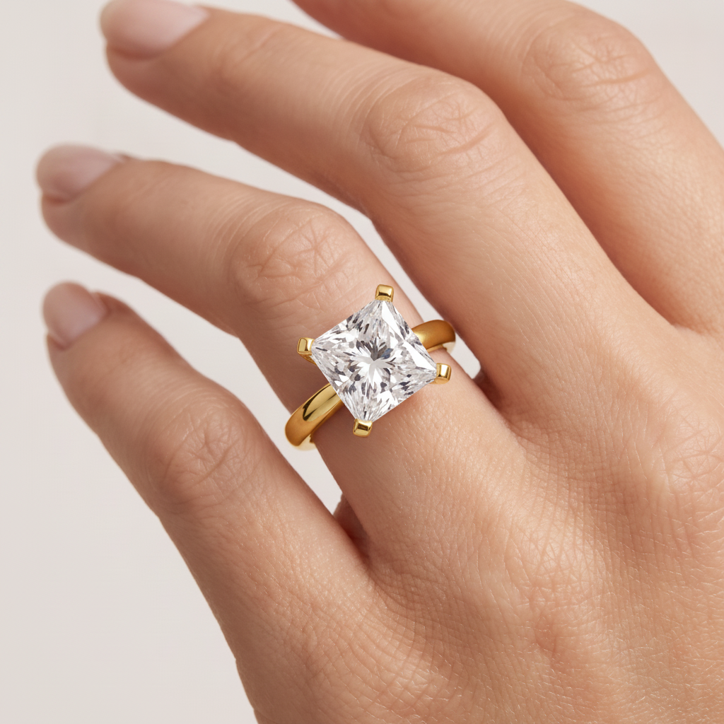 _lifestyle_image@SKU:R0952-LADP02000004Y #metal_10k-yellow-gold+origin_lab-grown+quality_g-si