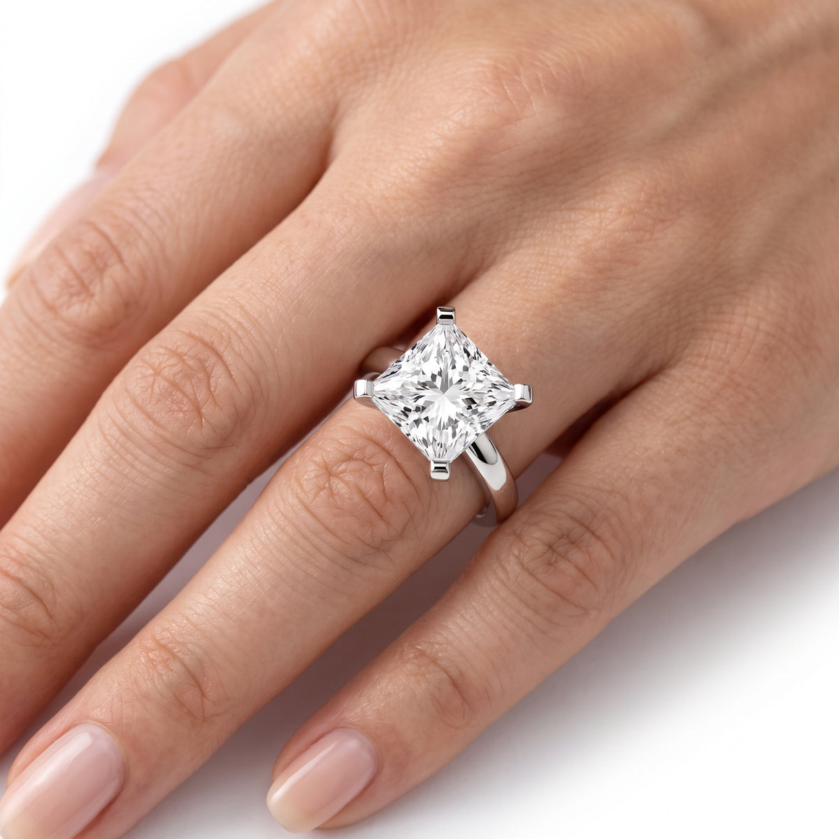_lifestyle_image@SKU:R0952-LADP03000004W #metal_10k-white-gold+origin_lab-grown+quality_g-si