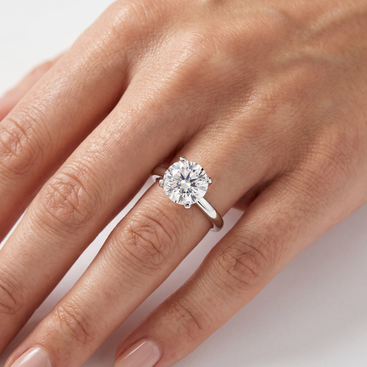 _lifestyle_image@SKU:R0952-LADR02000004W #metal_10k-white-gold+origin_lab-grown+quality_g-si