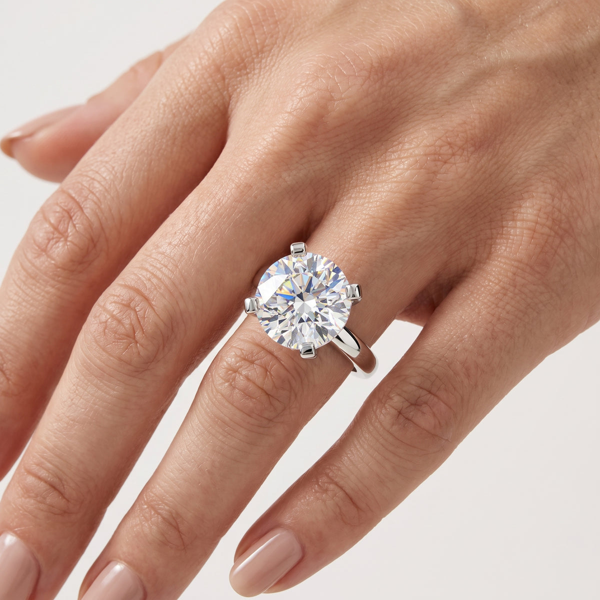 _lifestyle_image@SKU:R0952-LADR04000004W #metal_10k-white-gold+origin_lab-grown+quality_g-si