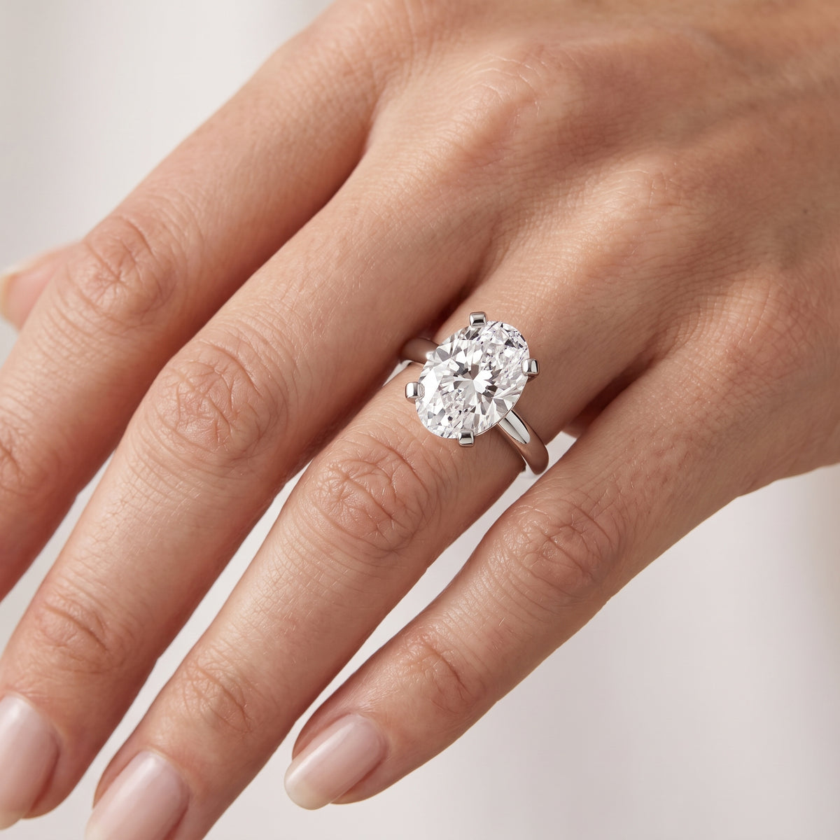 _lifestyle_image@SKU:R0952-NADO0300000PL #metal_platinum+origin_lab-grown+quality_ef-vs2+