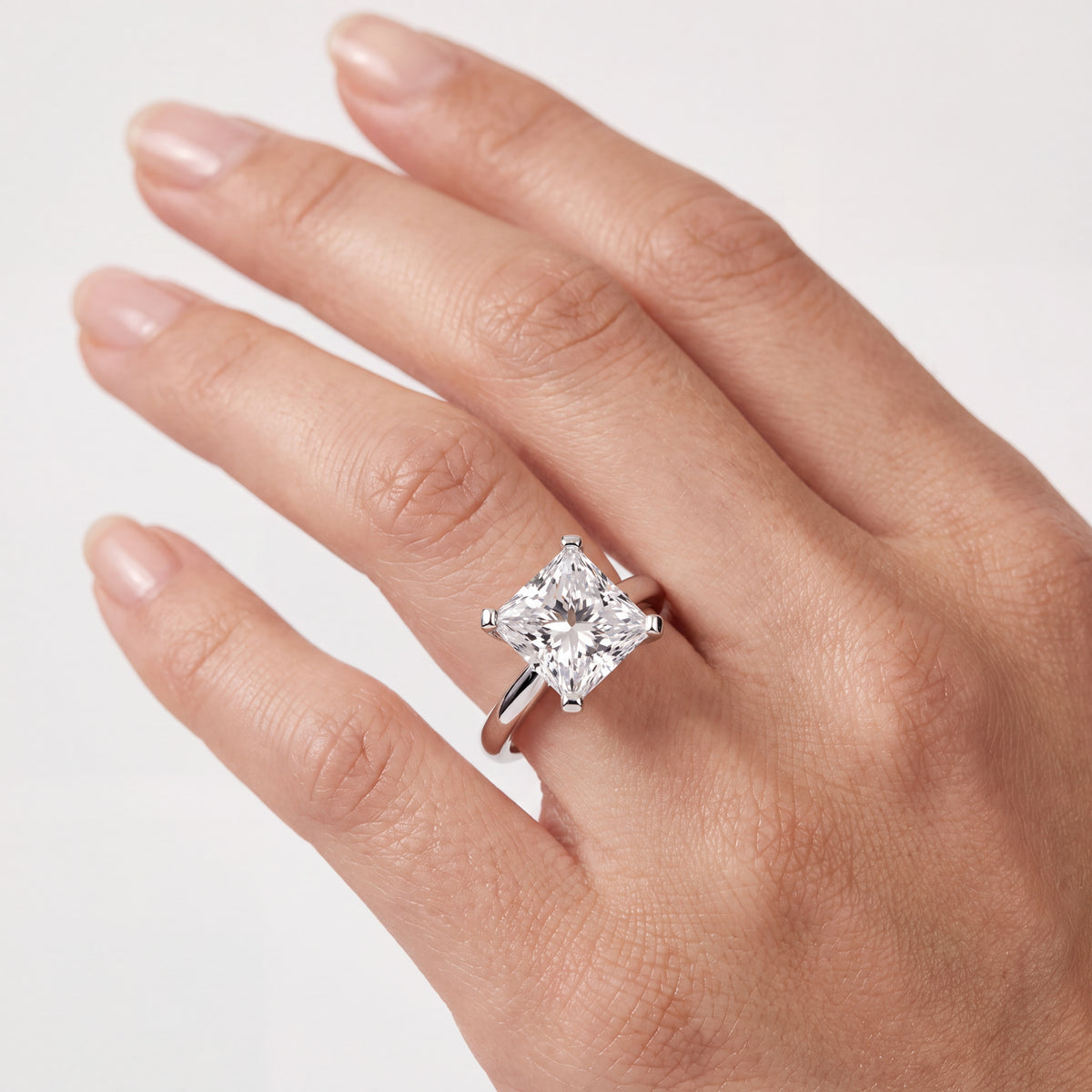 _lifestyle_image@SKU:R0952-NADP02000004W #metal_14k-white-gold+origin_lab-grown+quality_ef-vs2+