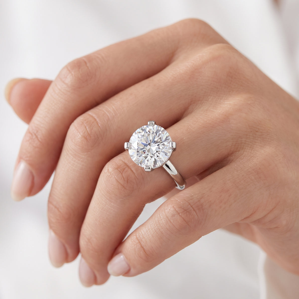 _lifestyle_image@SKU:R0952-NADR0300000PL #metal_platinum+origin_lab-grown+quality_ef-vs2+
