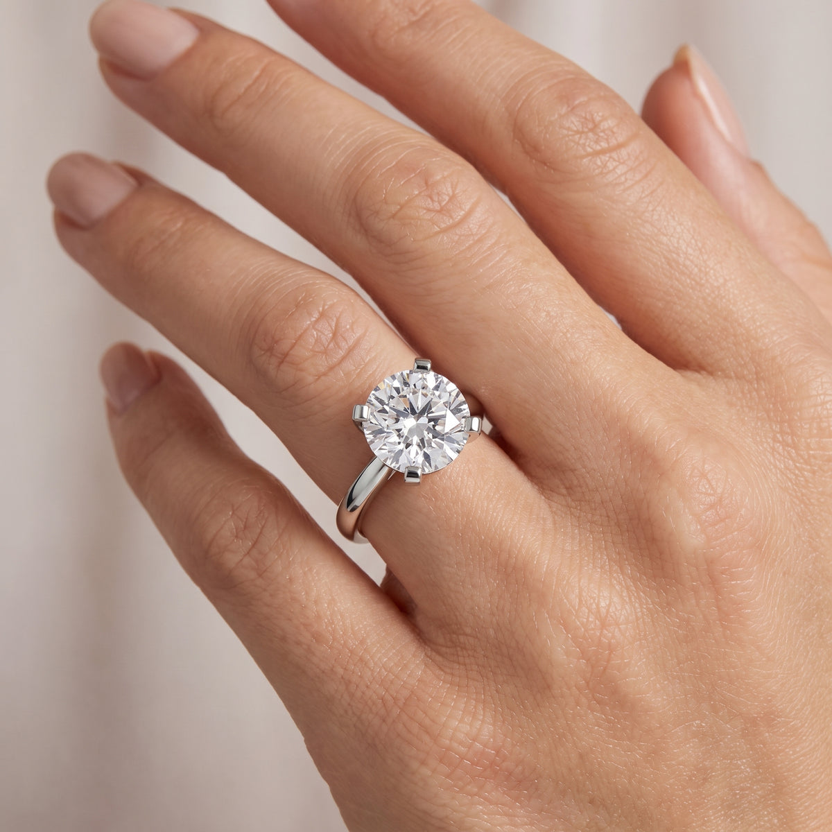 _lifestyle_image@SKU:R0952-NADR0400000PL #metal_platinum+origin_lab-grown+quality_ef-vs2+