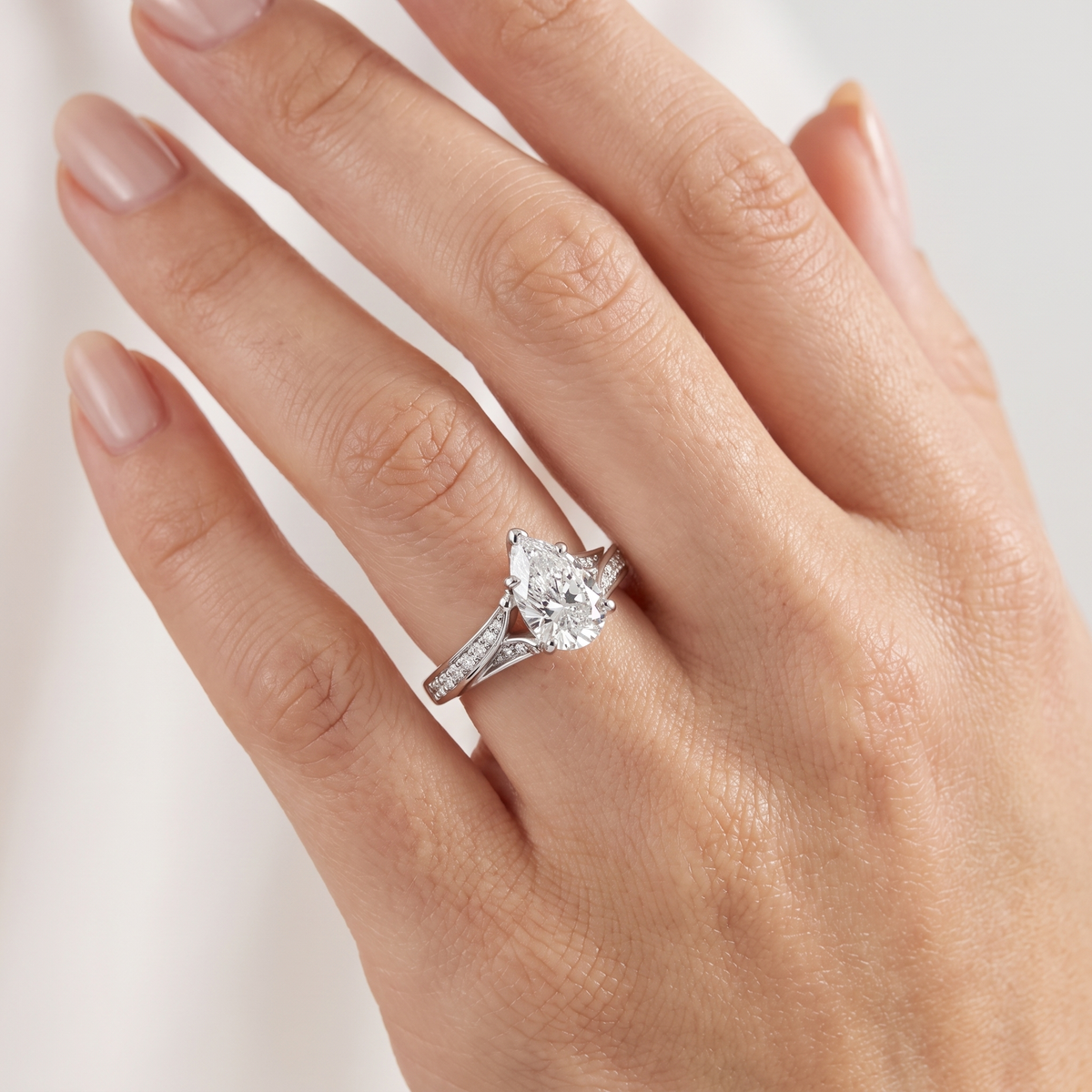 _lifestyle_image@SKU:R1027-NADD0100000PL #metal_platinum+origin_lab-grown+quality_ef-vs2+