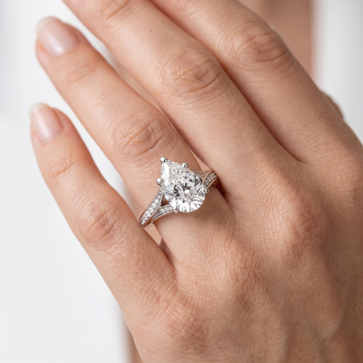 _lifestyle_image@SKU:R1027-NADD0200000PL #metal_platinum+origin_lab-grown+quality_ef-vs2+