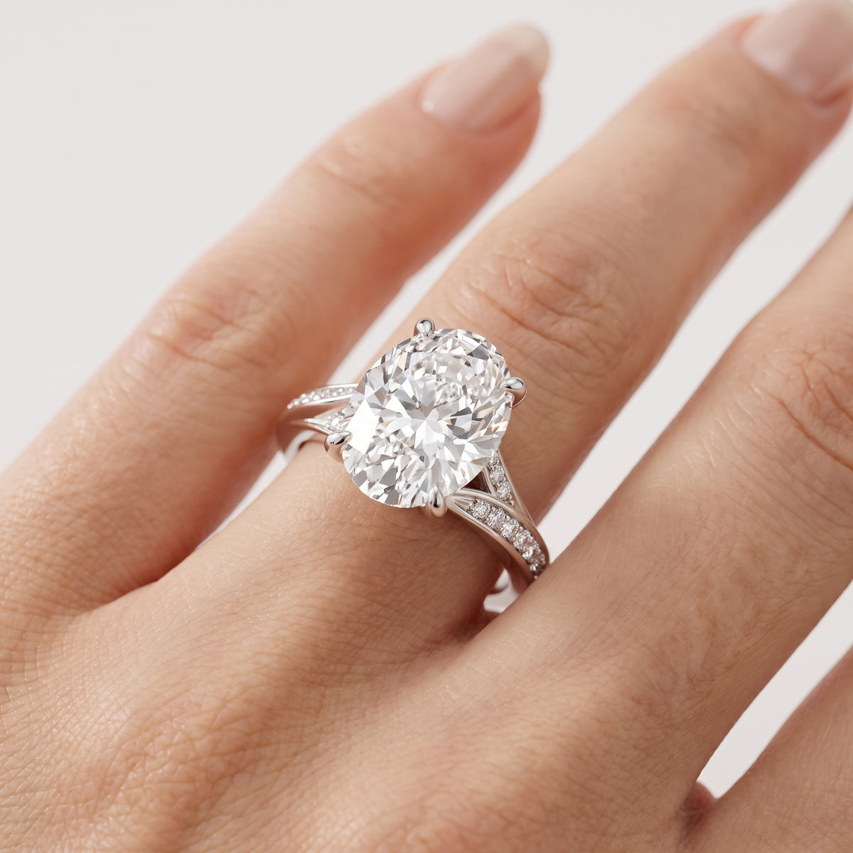 _lifestyle_image@SKU:R1027-LADO03000004W #metal_10k-white-gold+origin_lab-grown+quality_g-si