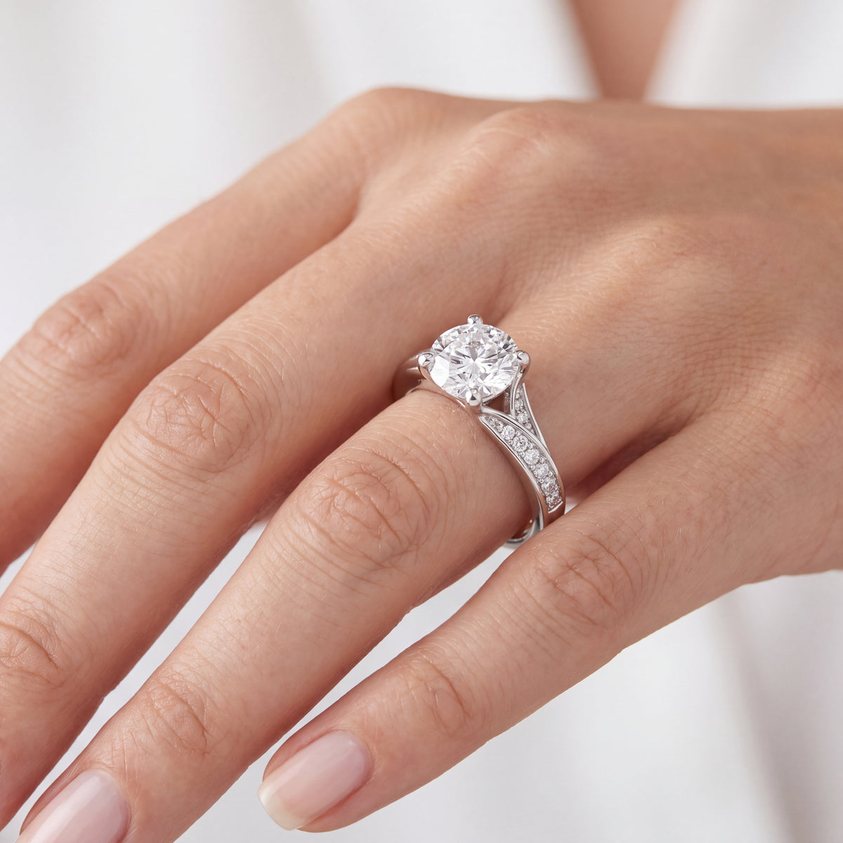 _lifestyle_image@SKU:R1027-NADR01000004W #metal_14k-white-gold+origin_lab-grown+quality_ef-vs2+