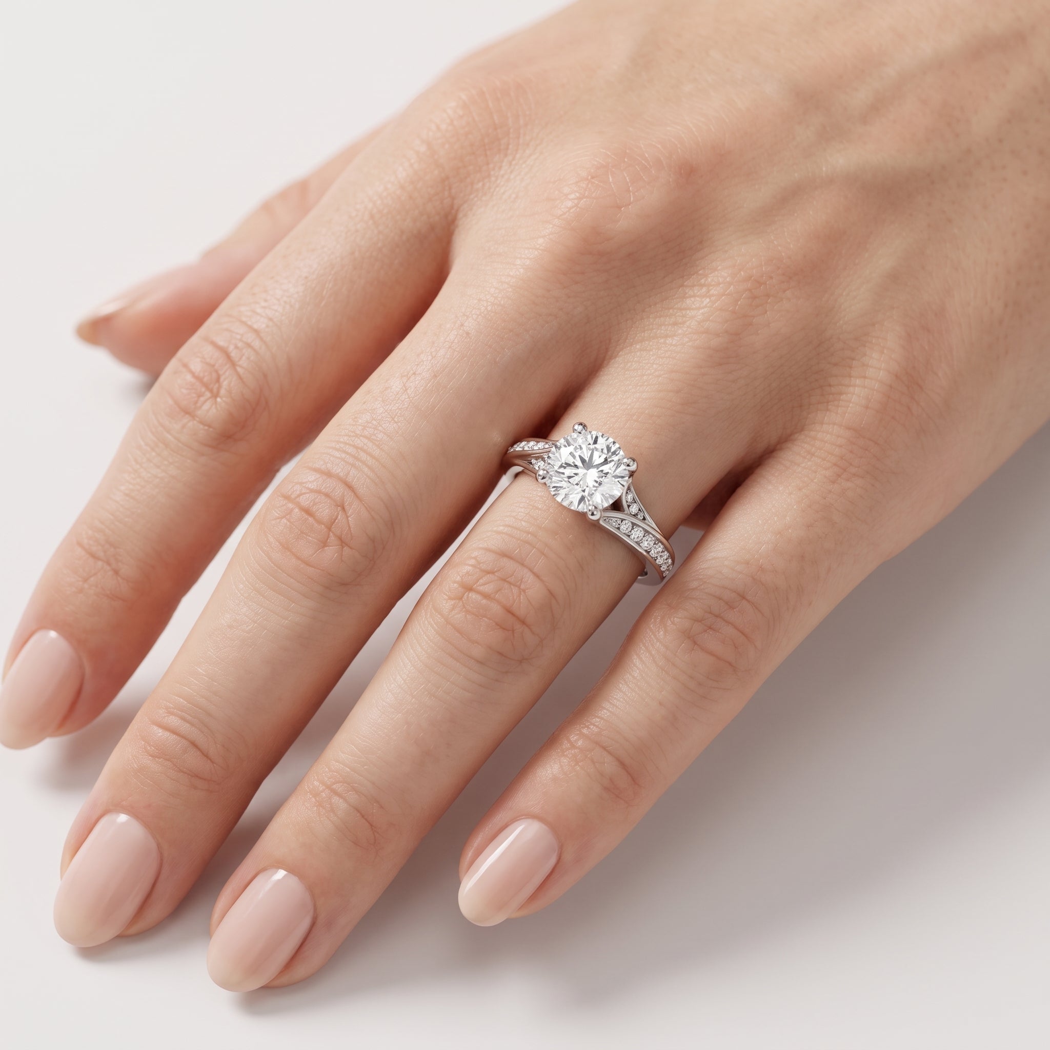 _lifestyle_image@SKU:R1027-NADR0100000PL #metal_platinum+origin_lab-grown+quality_ef-vs2+