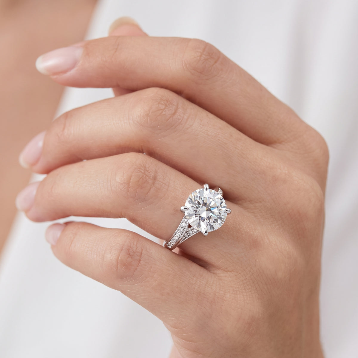 _lifestyle_image@SKU:R1027-NADR04000004W #metal_14k-white-gold+origin_lab-grown+quality_ef-vs2+