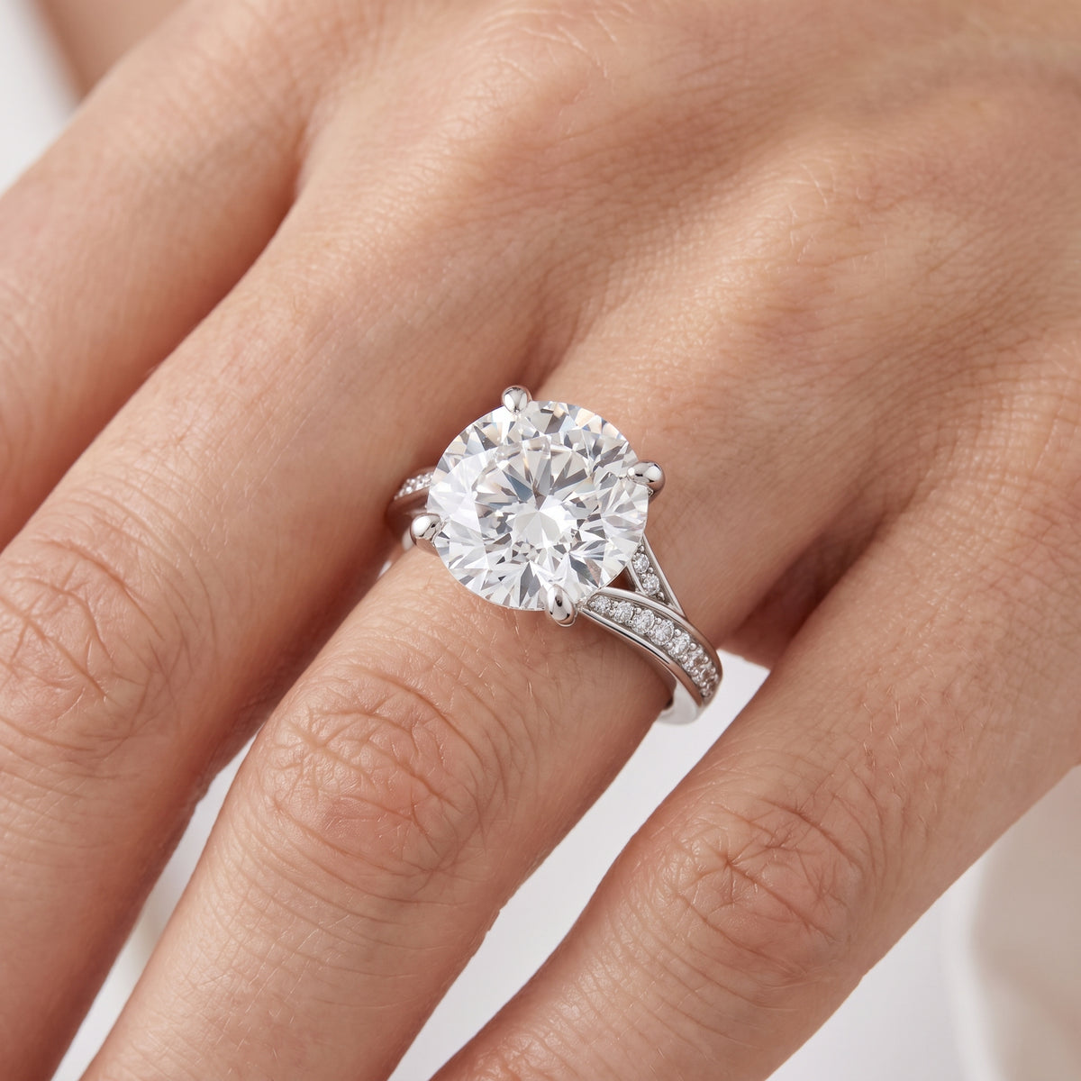 _lifestyle_image@SKU:R1027-NADR0400000PL #metal_platinum+origin_lab-grown+quality_ef-vs2+