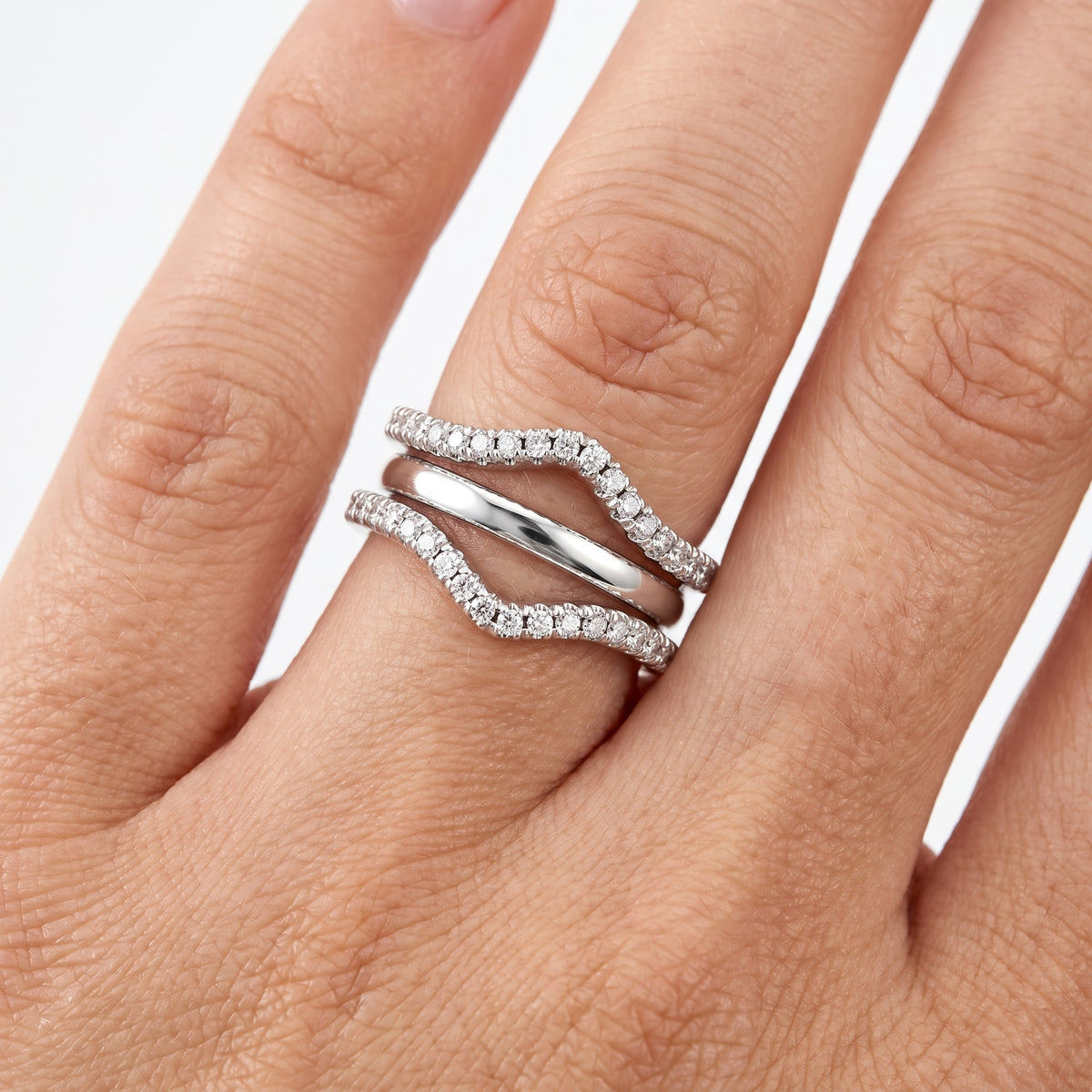 _lifestyle_image@SKU:R1063-LADR0031000DW #metal_silver+origin_lab-grown+quality_g-si