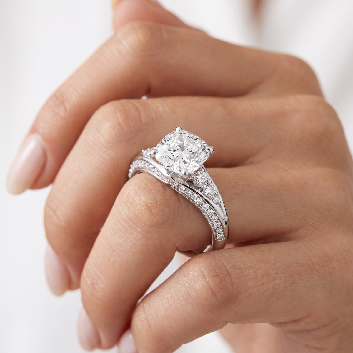 _lifestyle_image@SKU:R1086-LADC01000004W #metal_10k-white-gold+origin_lab-grown+quality_g-si
