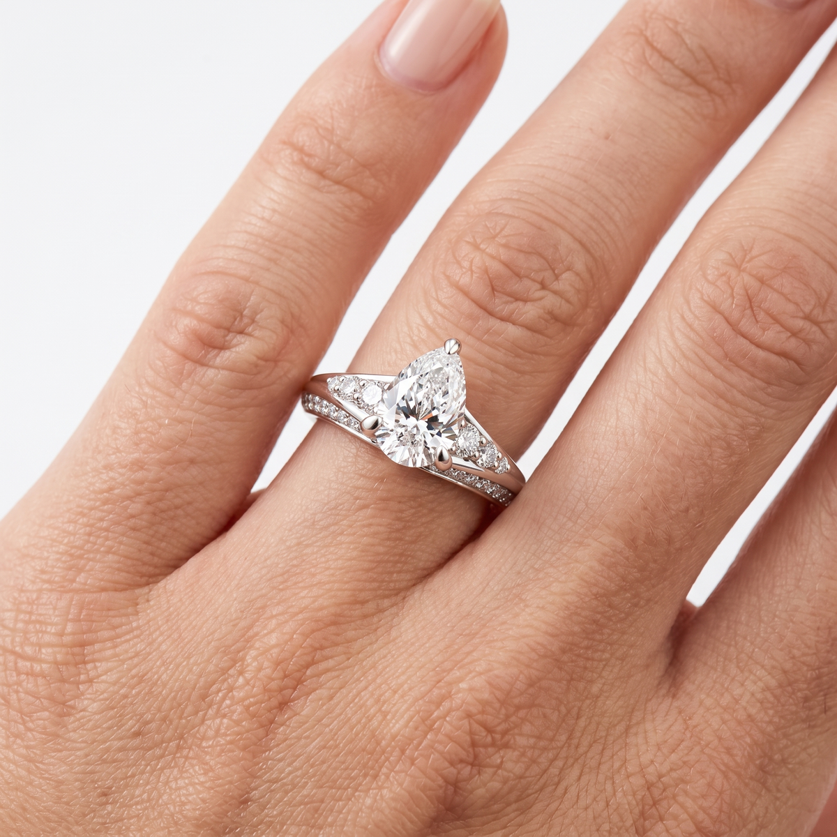 _lifestyle_image@SKU:R1086-LADD01000004W #metal_10k-white-gold+origin_lab-grown+quality_g-si