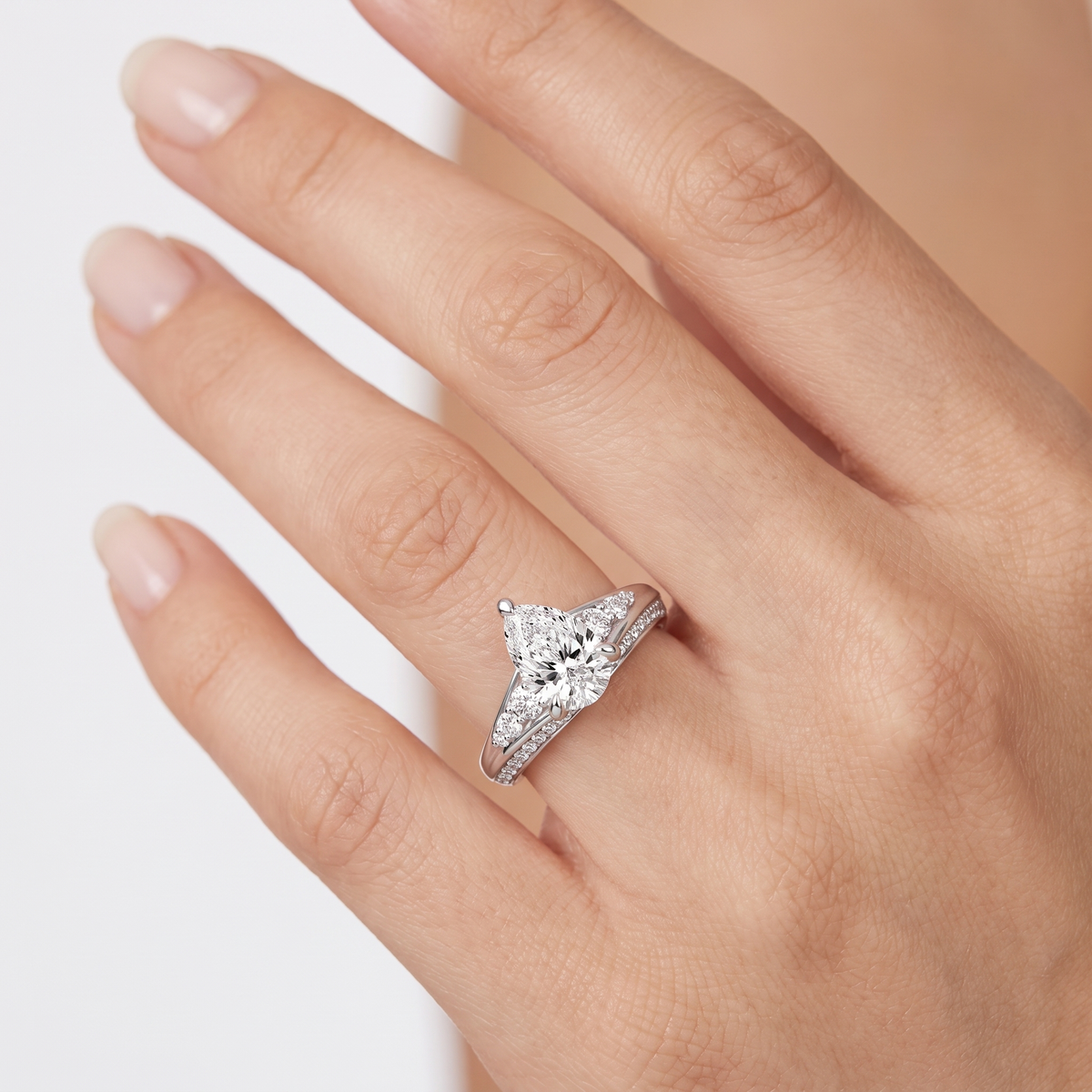 _lifestyle_image@SKU:R1086-NADD0100000PL #metal_platinum+origin_lab-grown+quality_ef-vs2+
