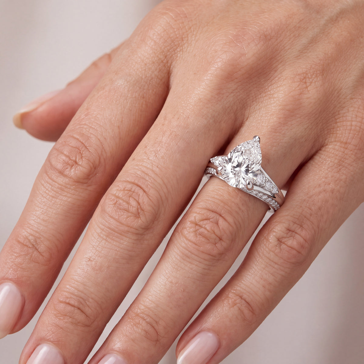 _lifestyle_image@SKU:R1086-LADD02000004W #metal_10k-white-gold+origin_lab-grown+quality_g-si