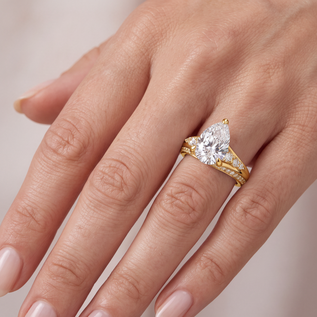 _lifestyle_image@SKU:R1086-LADD02000004Y #metal_10k-yellow-gold+origin_lab-grown+quality_g-si