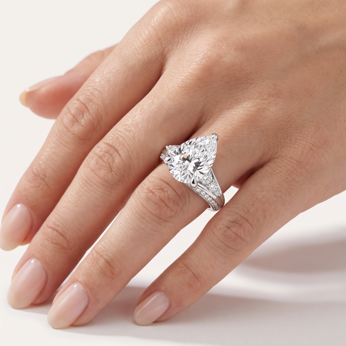 _lifestyle_image@SKU:R1086-LADD03000004W #metal_10k-white-gold+origin_lab-grown+quality_g-si