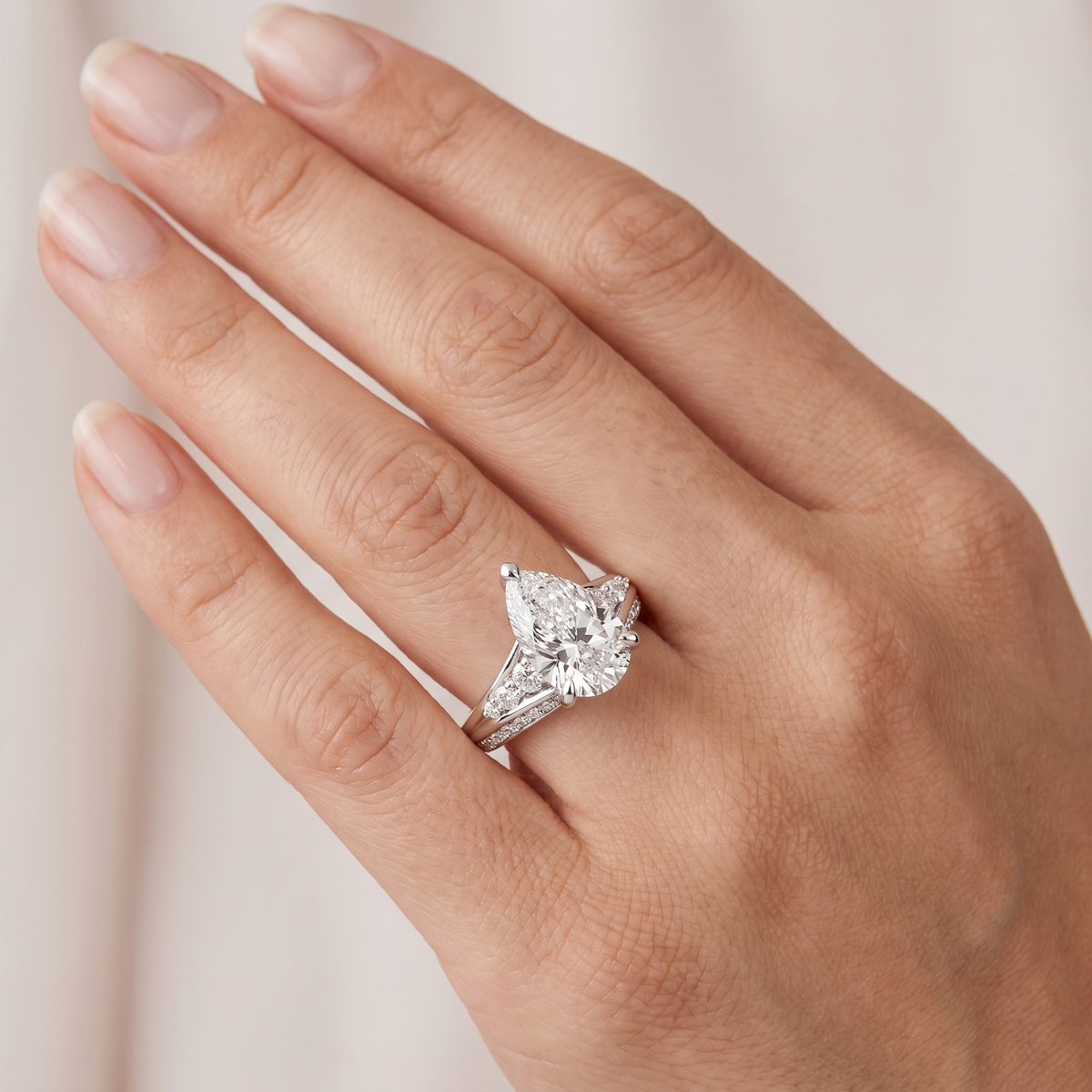 _lifestyle_image@SKU:R1086-NADD03000004W #metal_14k-white-gold+origin_lab-grown+quality_ef-vs2+