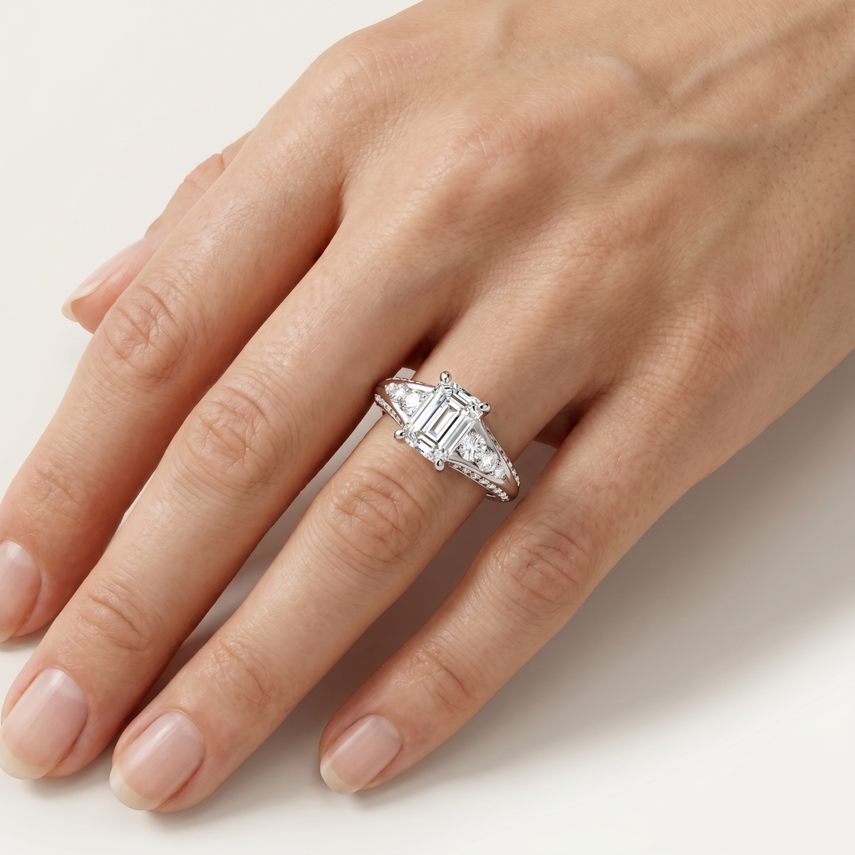 _lifestyle_image@SKU:R1086-LADE01000004W #metal_10k-white-gold+origin_lab-grown+quality_g-si