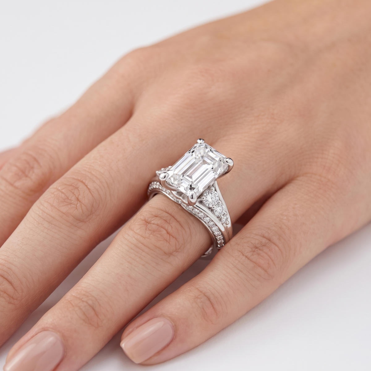 _lifestyle_image@SKU:R1086-LADE02000004W #metal_10k-white-gold+origin_lab-grown+quality_g-si