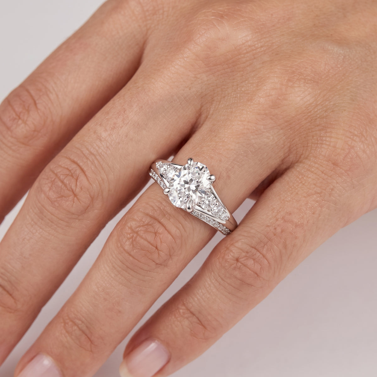 _lifestyle_image@SKU:R1086-LADO01000004W #metal_10k-white-gold+origin_lab-grown+quality_g-si