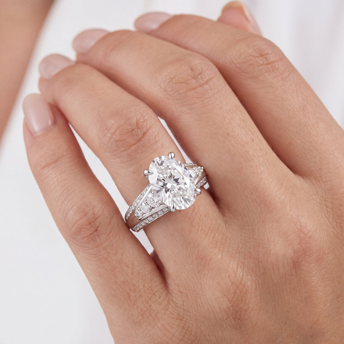 _lifestyle_image@SKU:R1086-LADO02000004W #metal_10k-white-gold+origin_lab-grown+quality_g-si