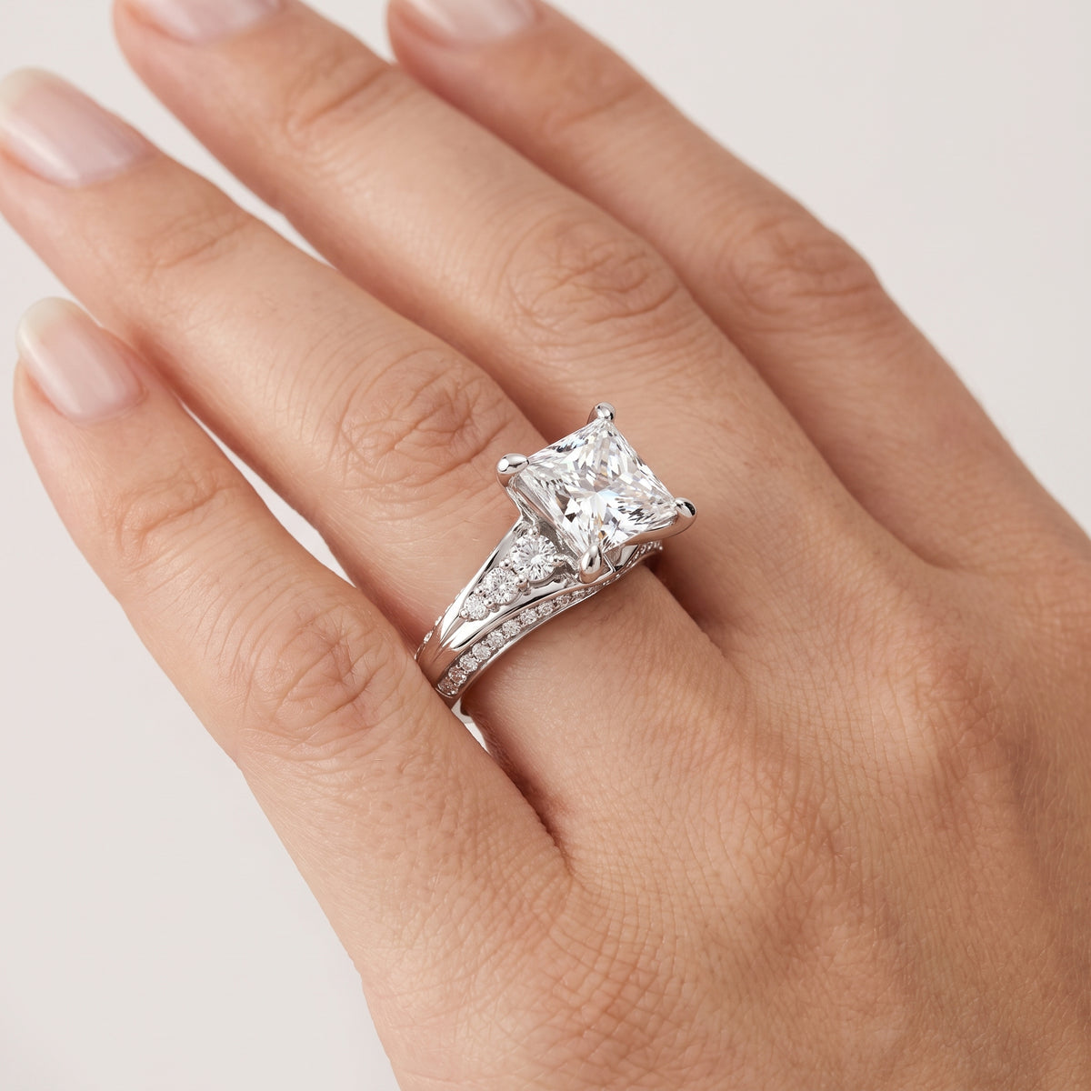 _lifestyle_image@SKU:R1086-LADP02000004W #metal_10k-white-gold+origin_lab-grown+quality_g-si