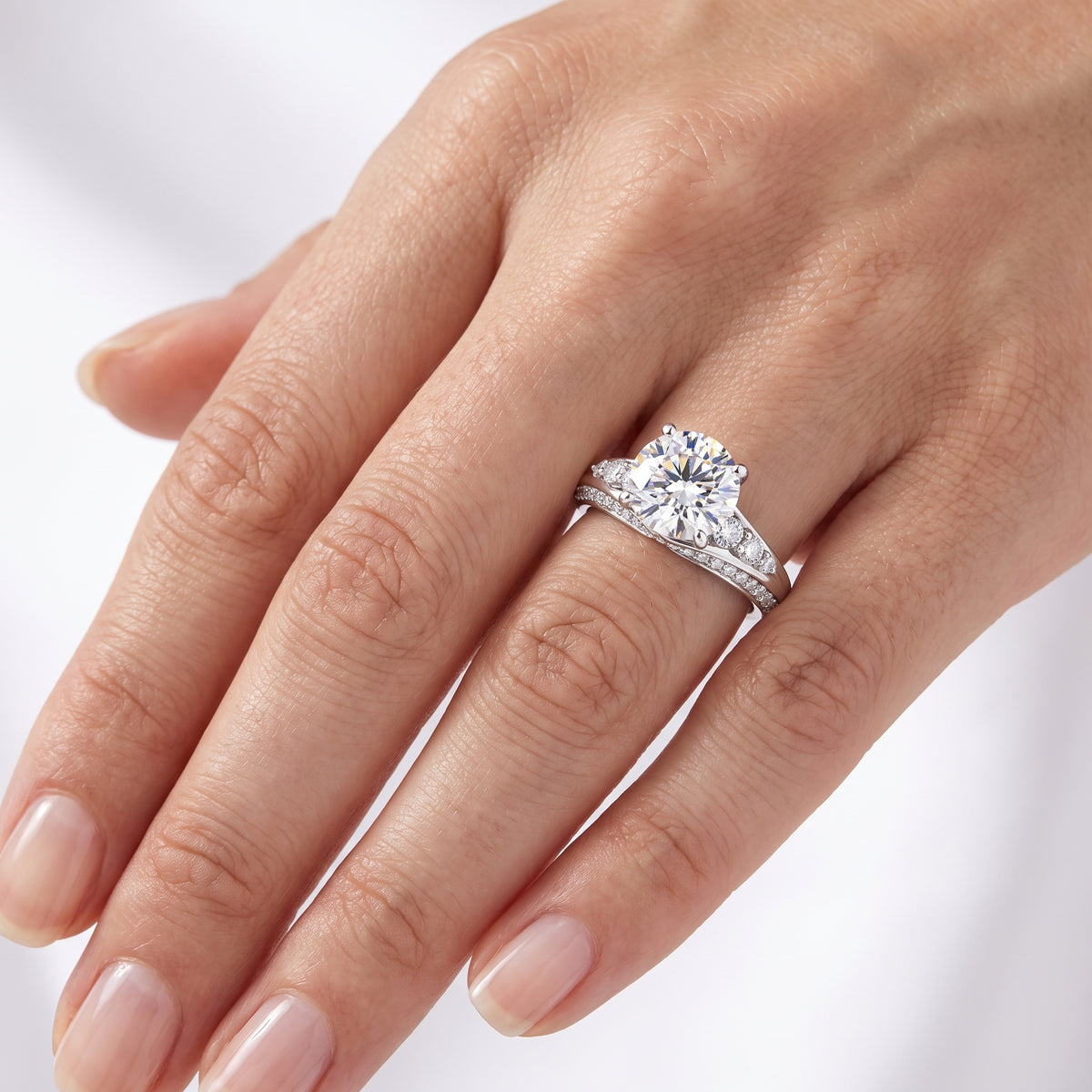 _lifestyle_image@SKU:R1086-LADR02000004W #metal_10k-white-gold+origin_lab-grown+quality_g-si