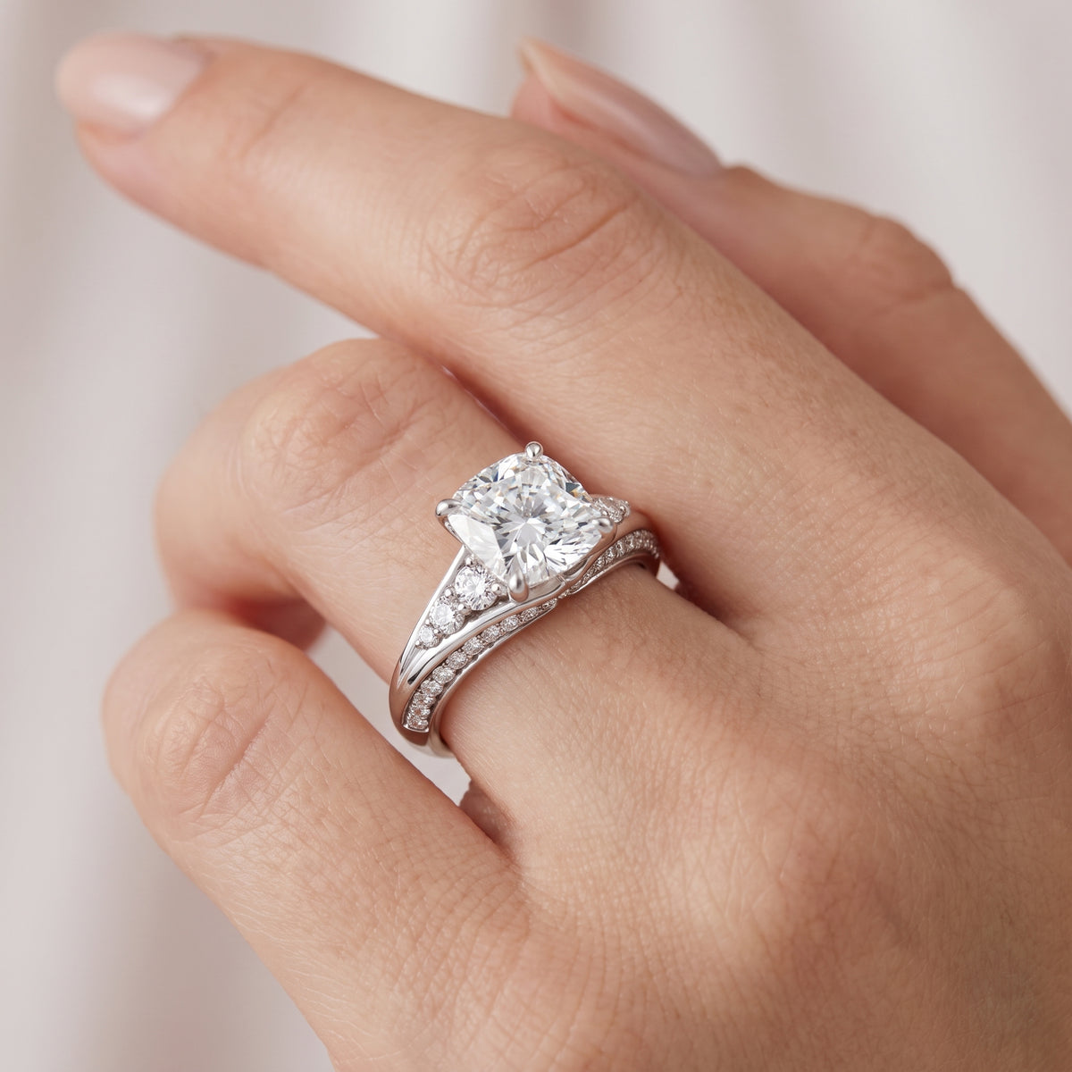 _lifestyle_image@SKU:R1086-NADC0100000PL #metal_platinum+origin_lab-grown+quality_ef-vs2+