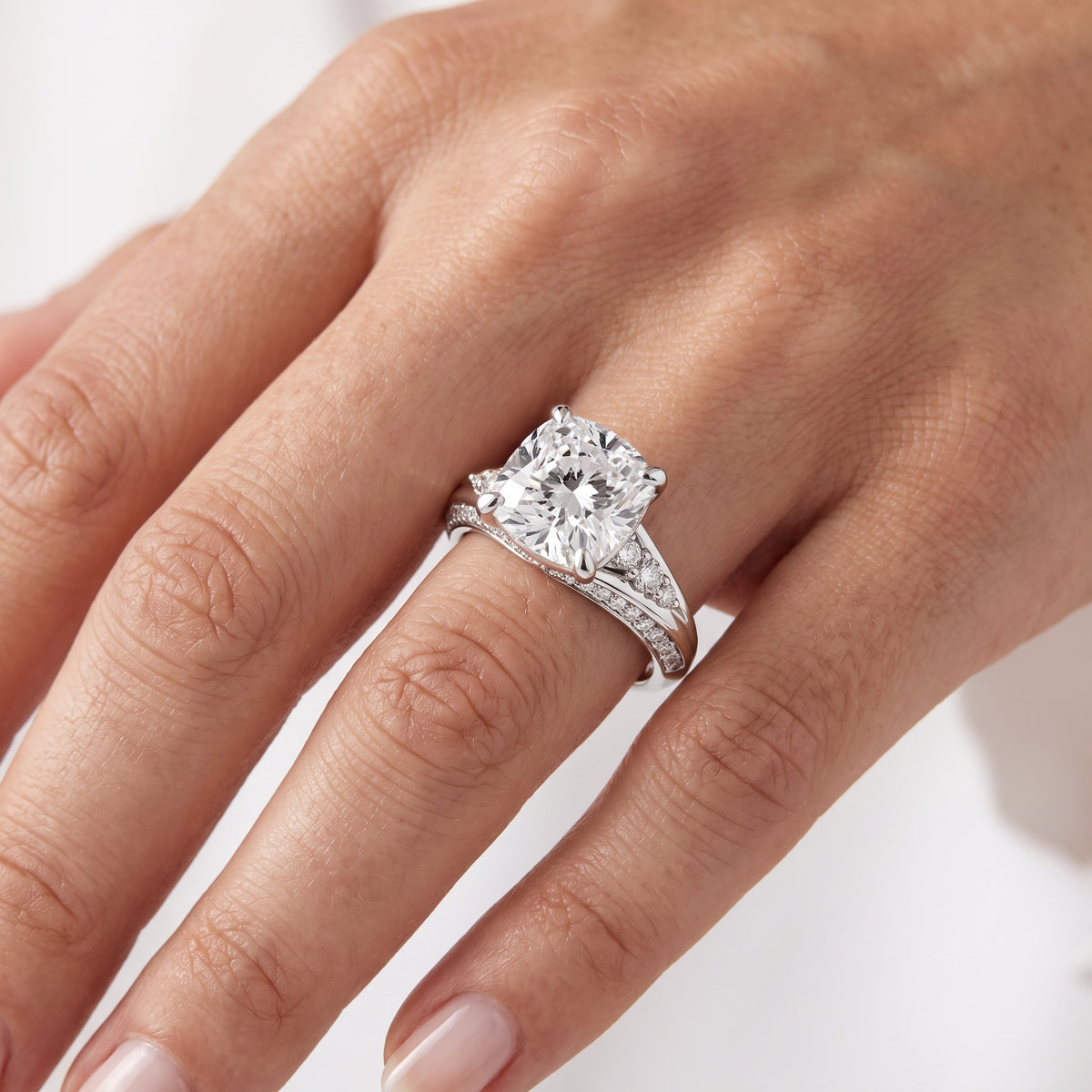 _lifestyle_image@SKU:R1086-NADC02000004W #metal_14k-white-gold+origin_lab-grown+quality_ef-vs2+