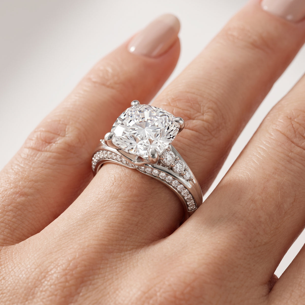 _lifestyle_image@SKU:R1086-NADC0200000PL #metal_platinum+origin_lab-grown+quality_ef-vs2+