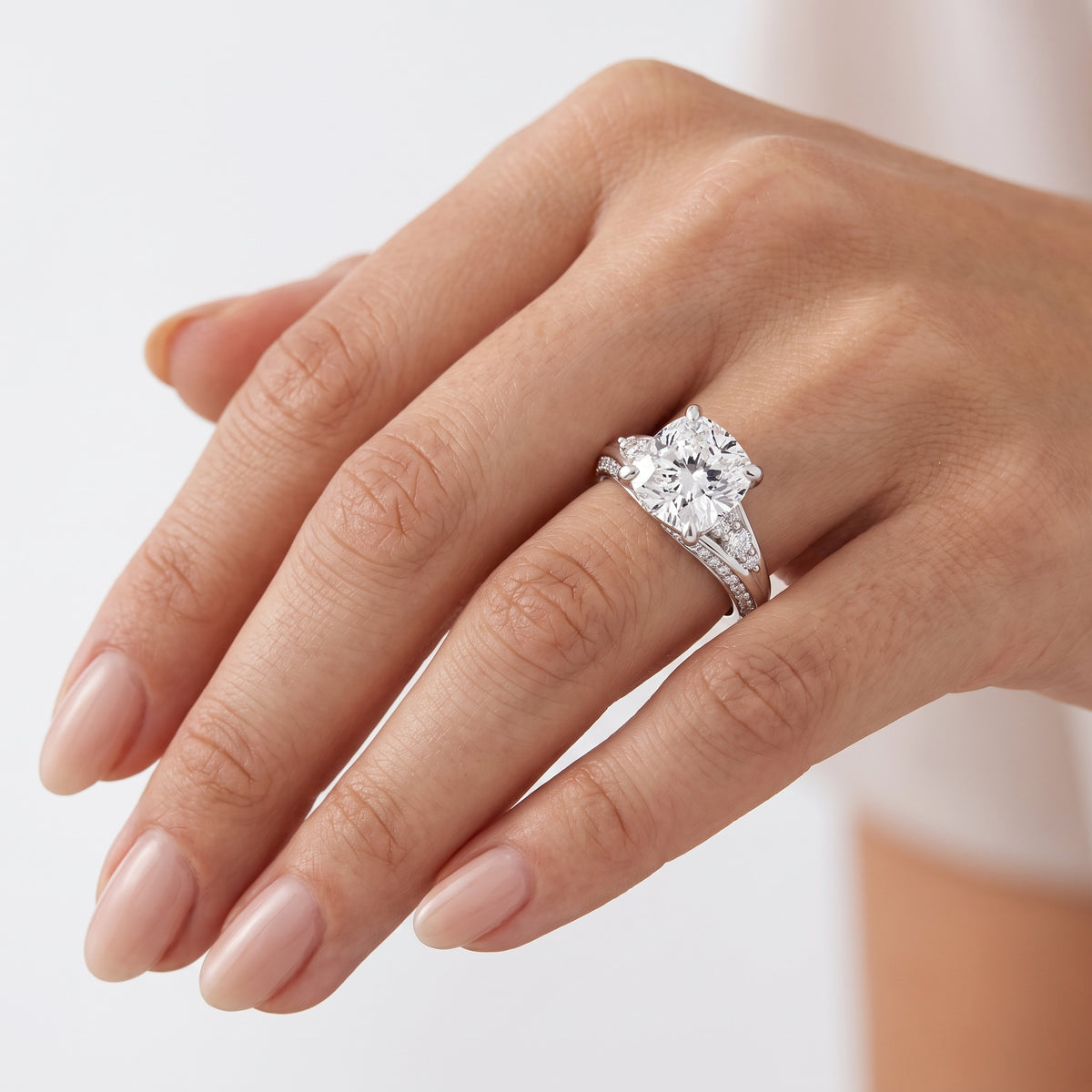 _lifestyle_image@SKU:R1086-NADC03000004W #metal_14k-white-gold+origin_lab-grown+quality_ef-vs2+