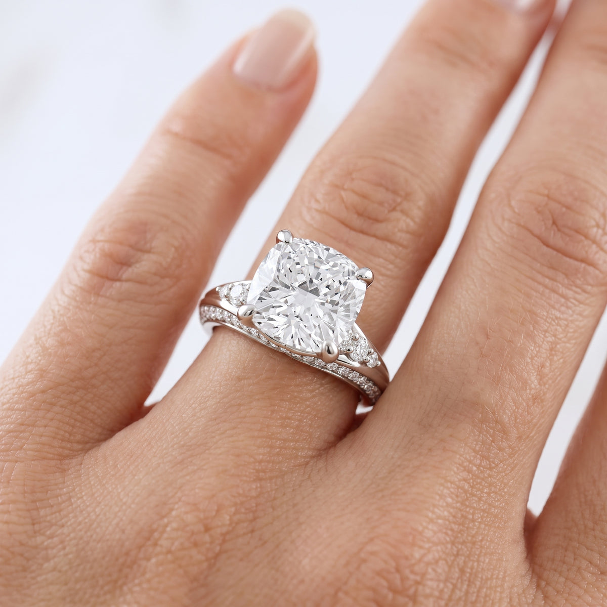 _lifestyle_image@SKU:R1086-NADC0300000PL #metal_platinum+origin_lab-grown+quality_ef-vs2+