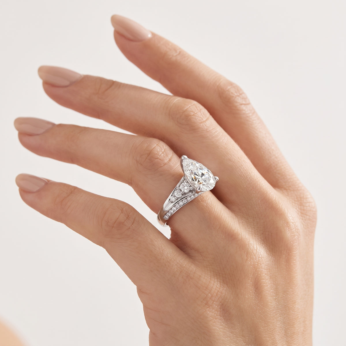 _lifestyle_image@SKU:R1086-NADD0200000PL #metal_platinum+origin_lab-grown+quality_ef-vs2+