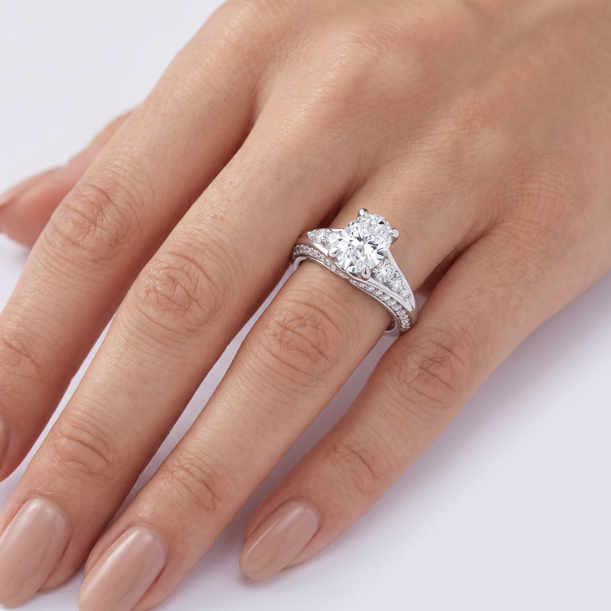 _lifestyle_image@SKU:R1086-NADO01000004W #metal_14k-white-gold+origin_lab-grown+quality_ef-vs2+