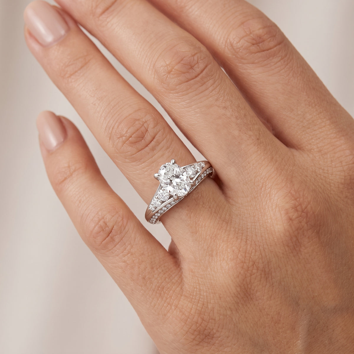 _lifestyle_image@SKU:R1086-NADO0100000PL #metal_platinum+origin_lab-grown+quality_ef-vs2+