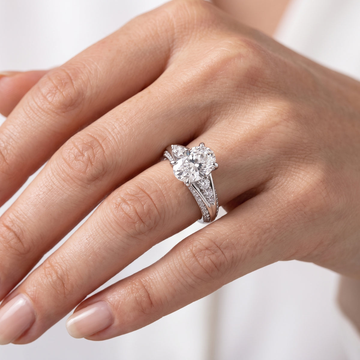 _lifestyle_image@SKU:R1086-NADO02000004W #metal_14k-white-gold+origin_lab-grown+quality_ef-vs2+